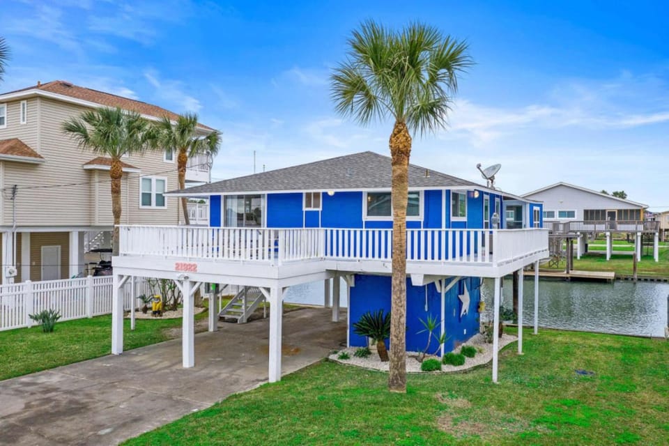 Canal Front Bungalow with Screened Patio and Kayaks House in Galveston Island