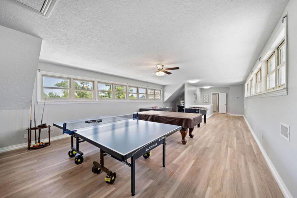 Sprawling estate with private pool and game room and guest house House in La Porte