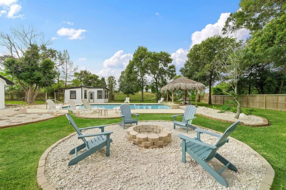 Sprawling estate with private pool and game room and guest house House in La Porte