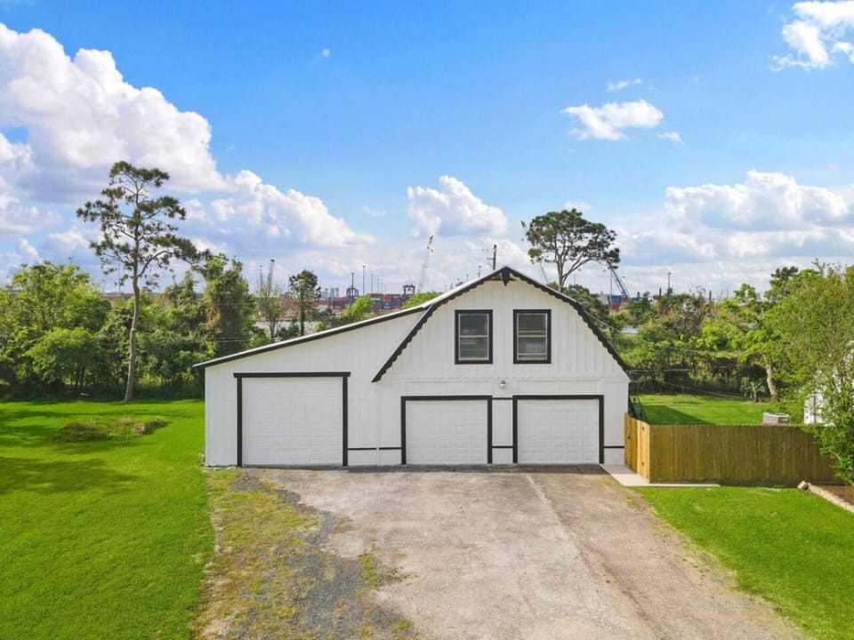 Sprawling estate with private pool and game room and guest house House in La Porte