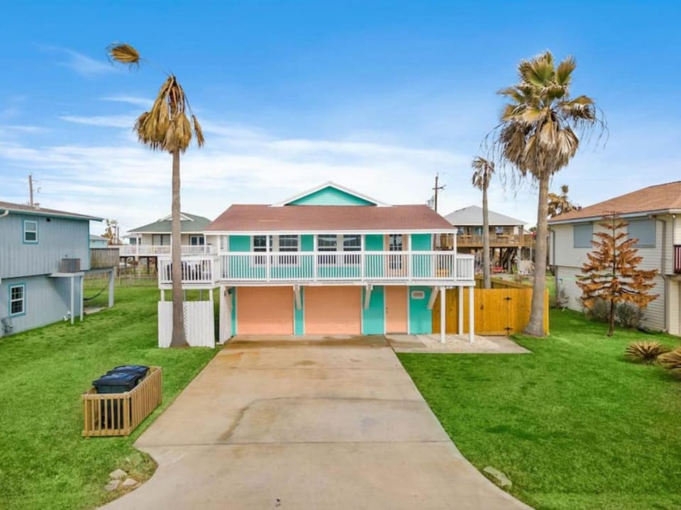 Spacious coastal haven, minutes from beach House in Jamaica Beach