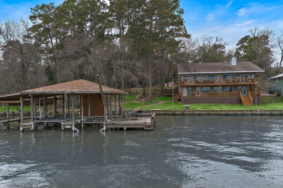 Lakefront retreat with private dock and water toys House in Lake Livingston