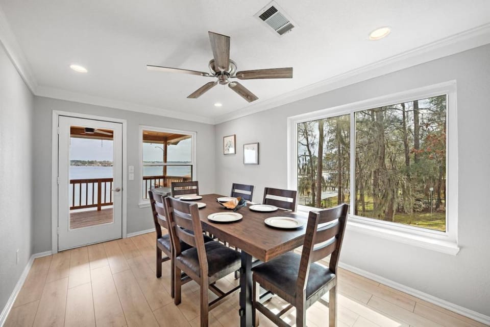 Lakefront retreat with private dock and water toys House in Lake Livingston