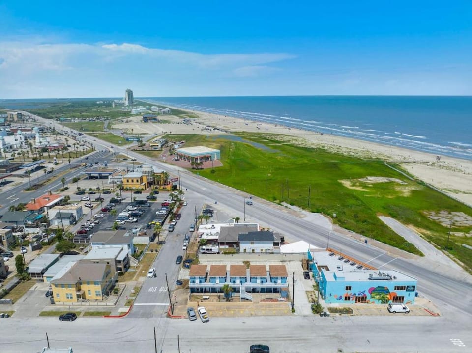 Cozy ocean view apartment on Galvestons east end, close to cruise terminal Apartment in Texas City