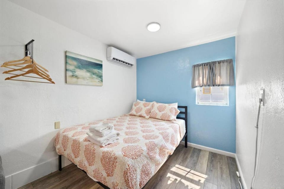 Studio apartment across the street from the beach, near The Strand Apartment in Texas City