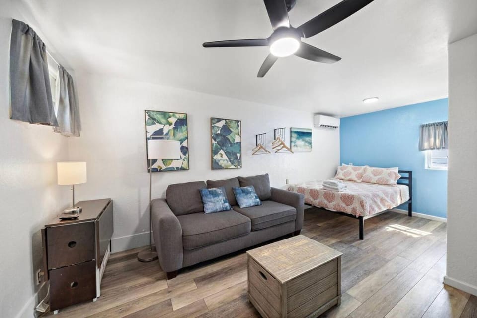 Studio apartment across the street from the beach, near The Strand Apartment in Texas City
