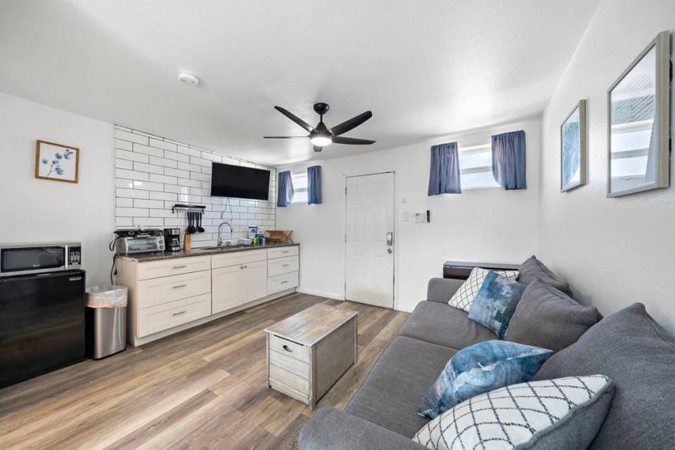 Studio condo near downtown and cruise terminal, across from the Seawall Apartment in Texas City