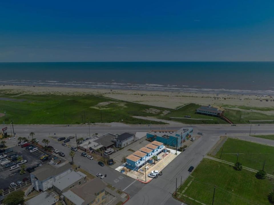 Studio condo near downtown and cruise terminal, across from the Seawall Apartment in Texas City
