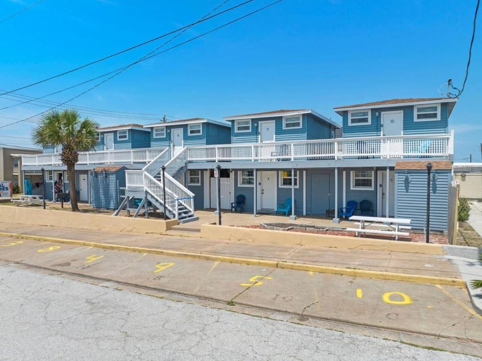 Studio condo near downtown and cruise terminal, across from the Seawall Apartment in Texas City
