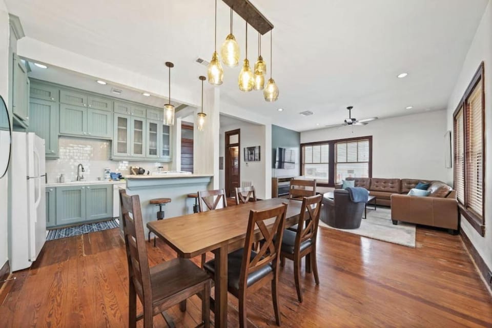 Charming loft near the historic strand in downtown House in Texas City