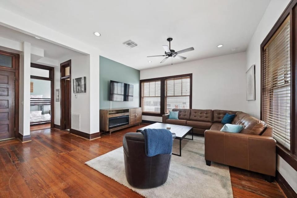 Charming loft near the historic strand in downtown House in Texas City