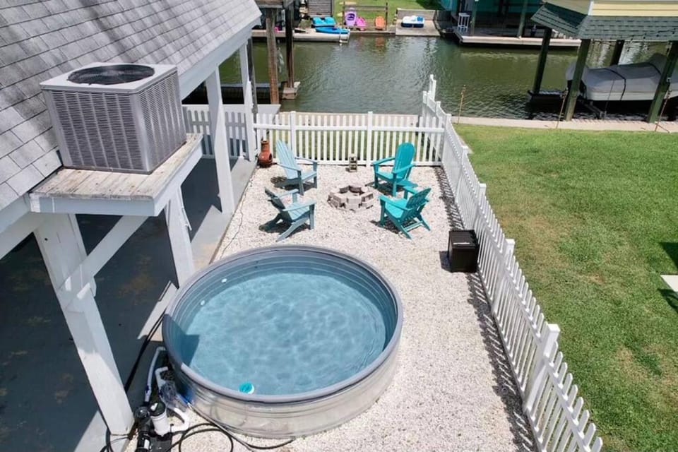 The Crab Shack Waterfront Canal with Cowboy Soaking Pool and Boat Dock House in Jamaica Beach