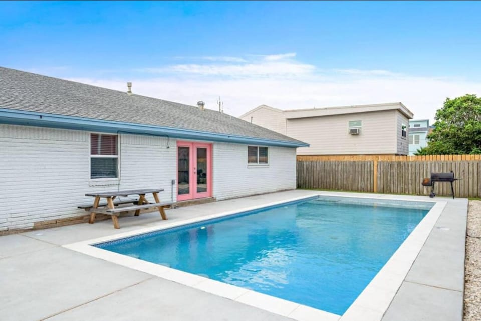 Family home with private pool and game room close to the beach House in Galveston Island