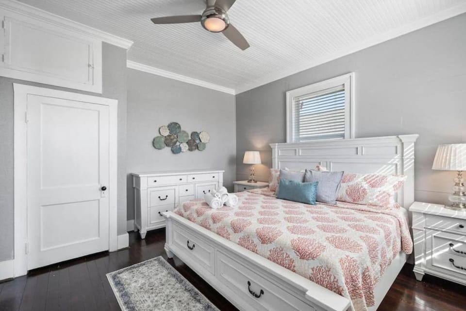 Charming and historic family vacation home with loft and large yard House in Galveston Island