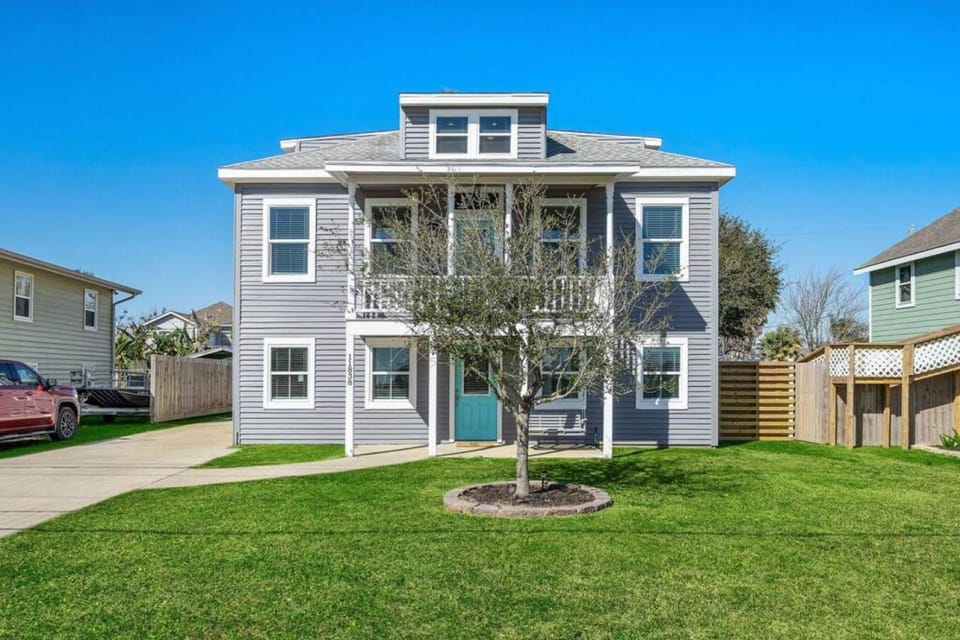 Charming and historic family vacation home with loft and large yard House in Galveston Island