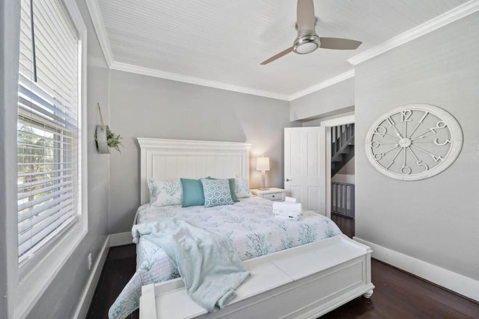 Charming and historic family vacation home with loft and large yard House in Galveston Island