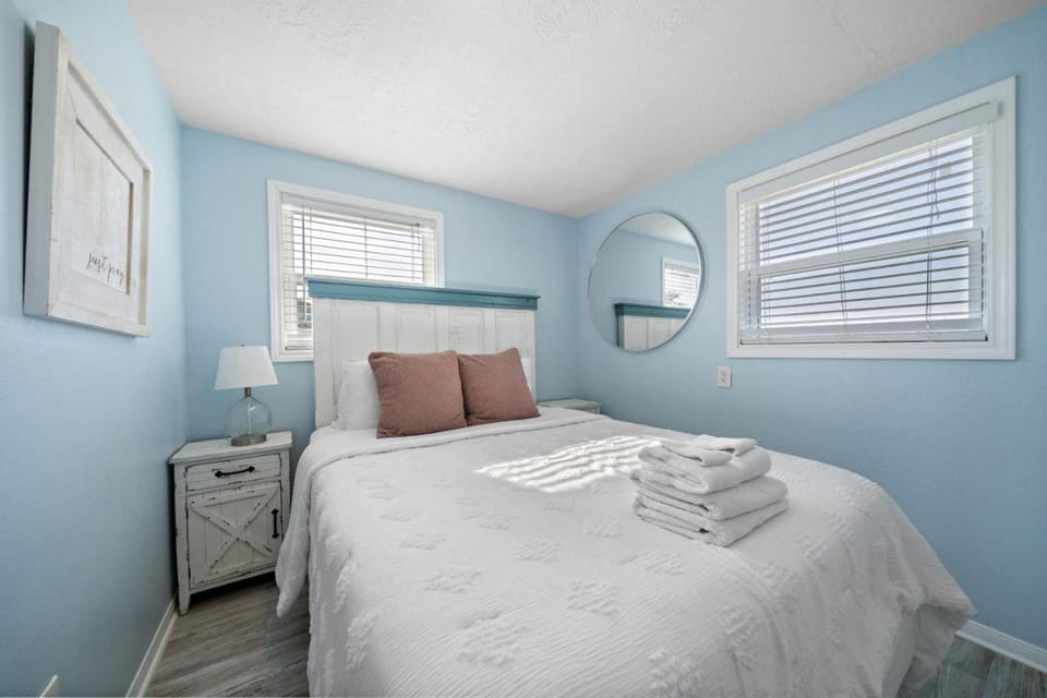 Beach Bungalow with Large Yard and Spectacular Ocean Views House in Jamaica Beach