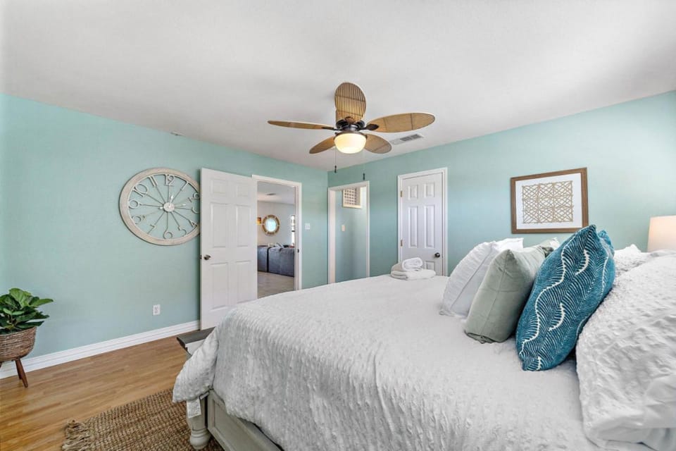 Bungalow with guest house and cozy yard just a short walk to the Seawall House in Galveston Island