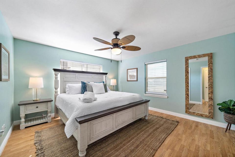 Bungalow with guest house and cozy yard just a short walk to the Seawall House in Galveston Island