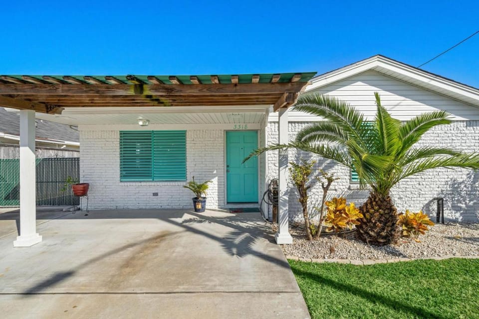 Bungalow with guest house and cozy yard just a short walk to the Seawall House in Galveston Island