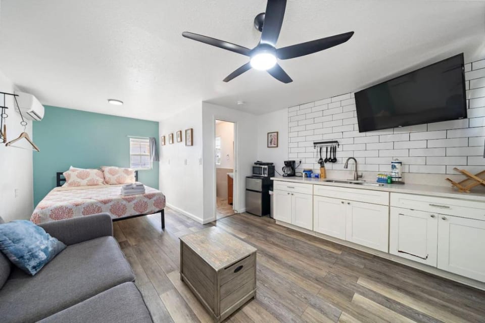 Charming Studio on Seawall, Close to Cruise Port House in Texas City