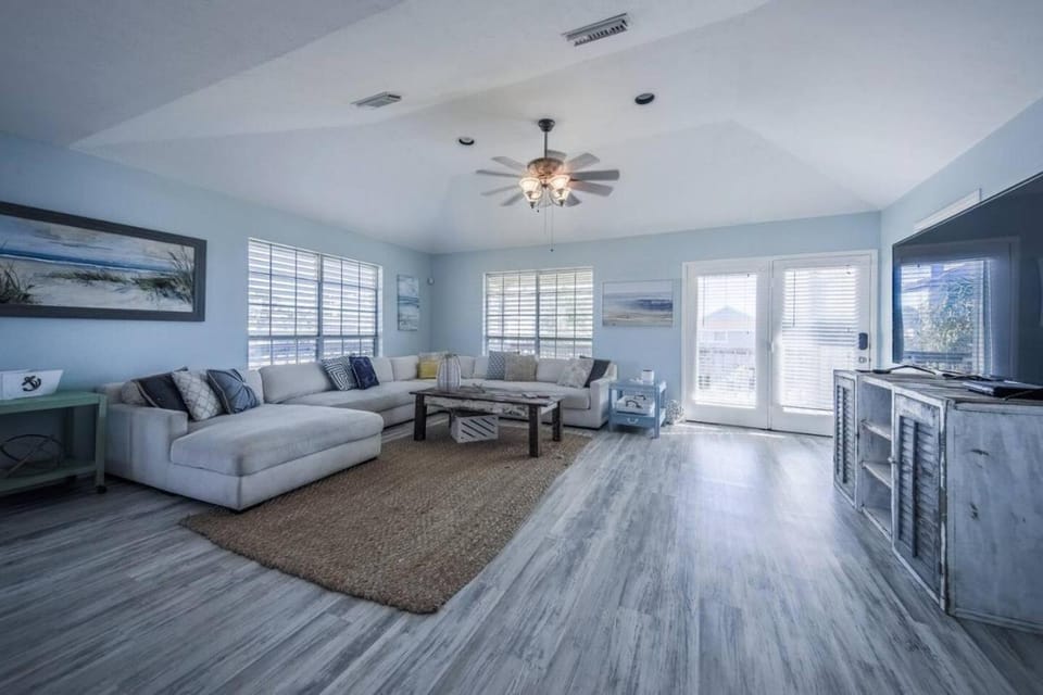 Holiday home with large deck and fenced yard, close to the beach House in Jamaica Beach