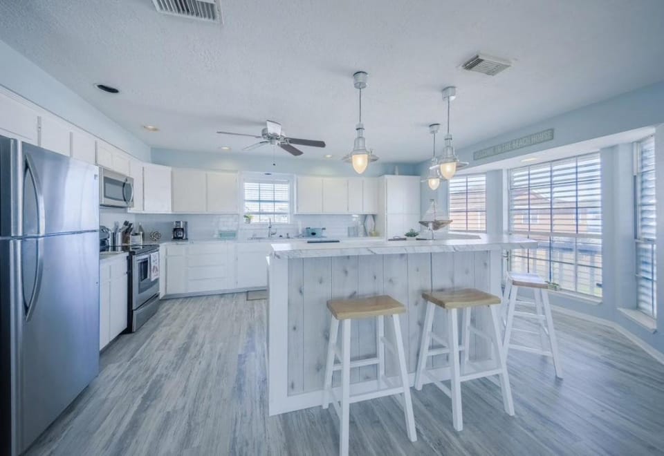 Holiday home with large deck and fenced yard, close to the beach House in Jamaica Beach