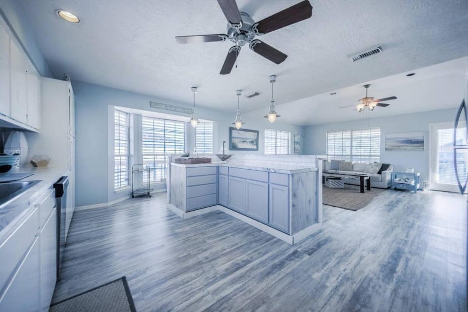 Holiday home with large deck and fenced yard, close to the beach House in Jamaica Beach