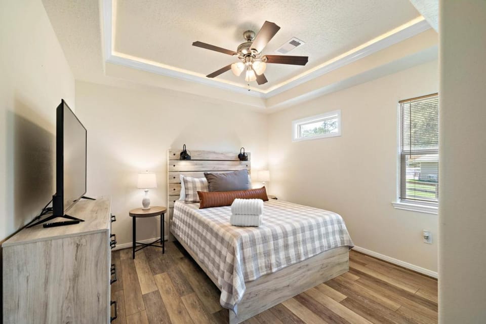 Lakefront home with huge yard and picturesque front Porch House in Lake Livingston