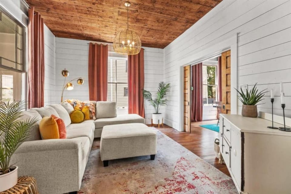 Historic chic and modern home blocks from the famous Strand House in Texas City