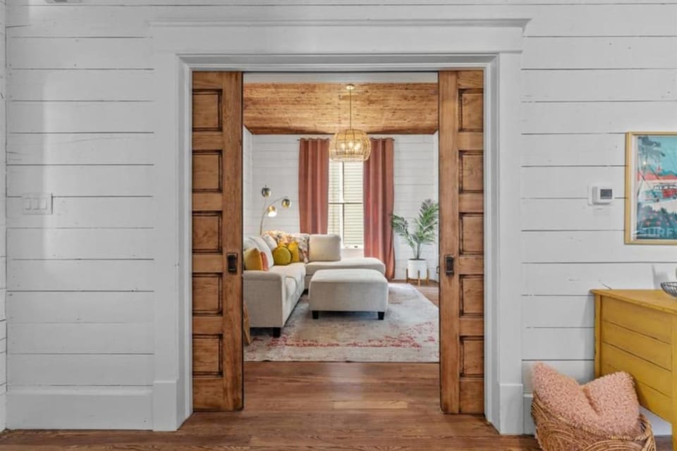 Historic chic and modern home blocks from the famous Strand House in Texas City