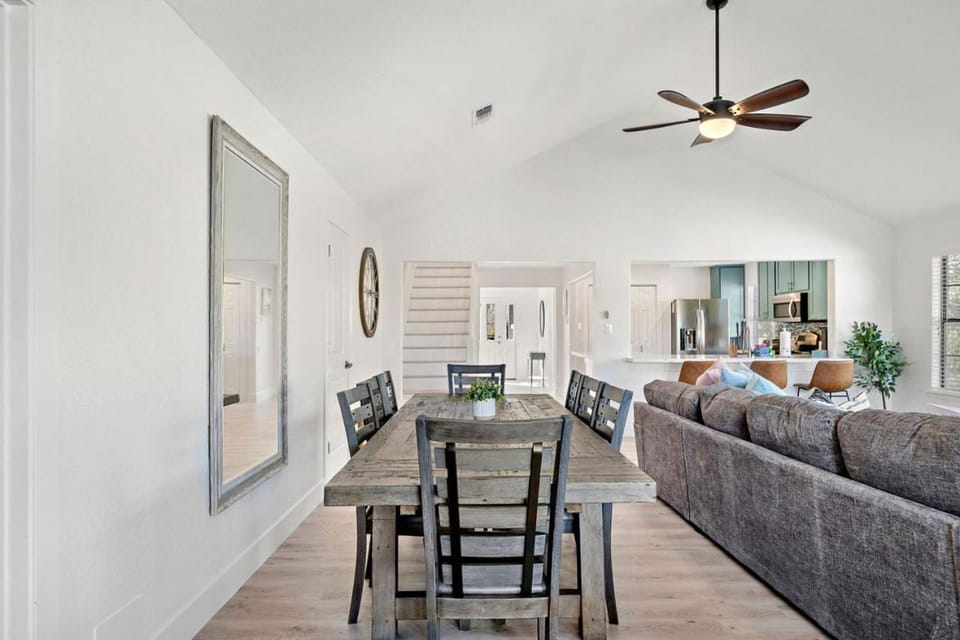 Spacious Home Near the Seawall with a Private Pool House in Galveston Island