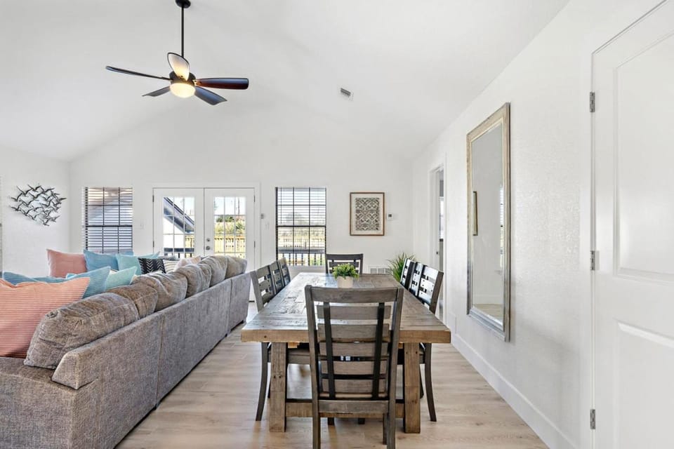 Spacious Home Near the Seawall with a Private Pool House in Galveston Island