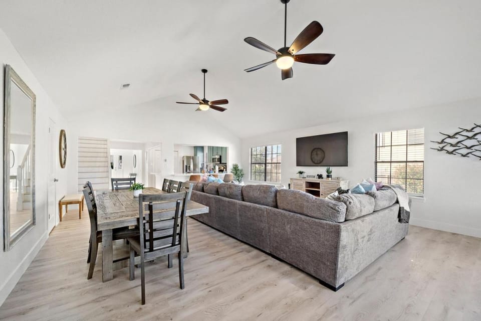Spacious Home Near the Seawall with a Private Pool House in Galveston Island