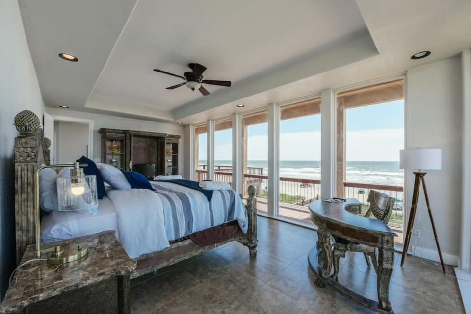 The Estate - Enormous beachfront home with panoramic ocean views House in Jamaica Beach