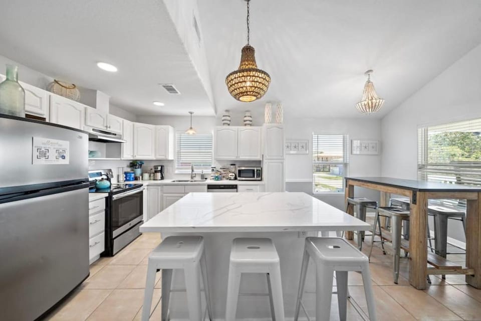Beach Cottage with Soaking Pool and Outdoor Oasis House in Galveston Island
