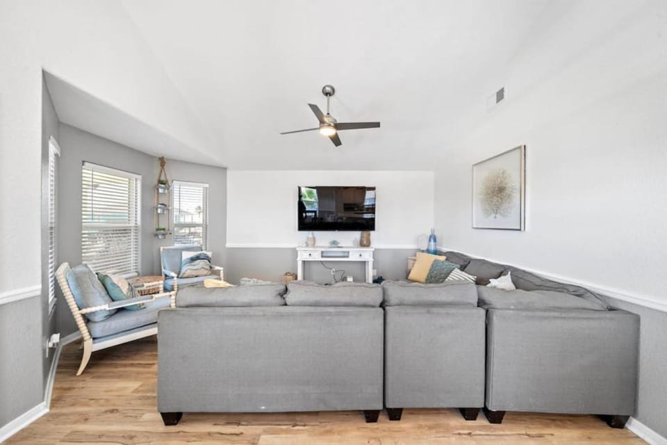 Beach Cottage with Soaking Pool and Outdoor Oasis House in Galveston Island