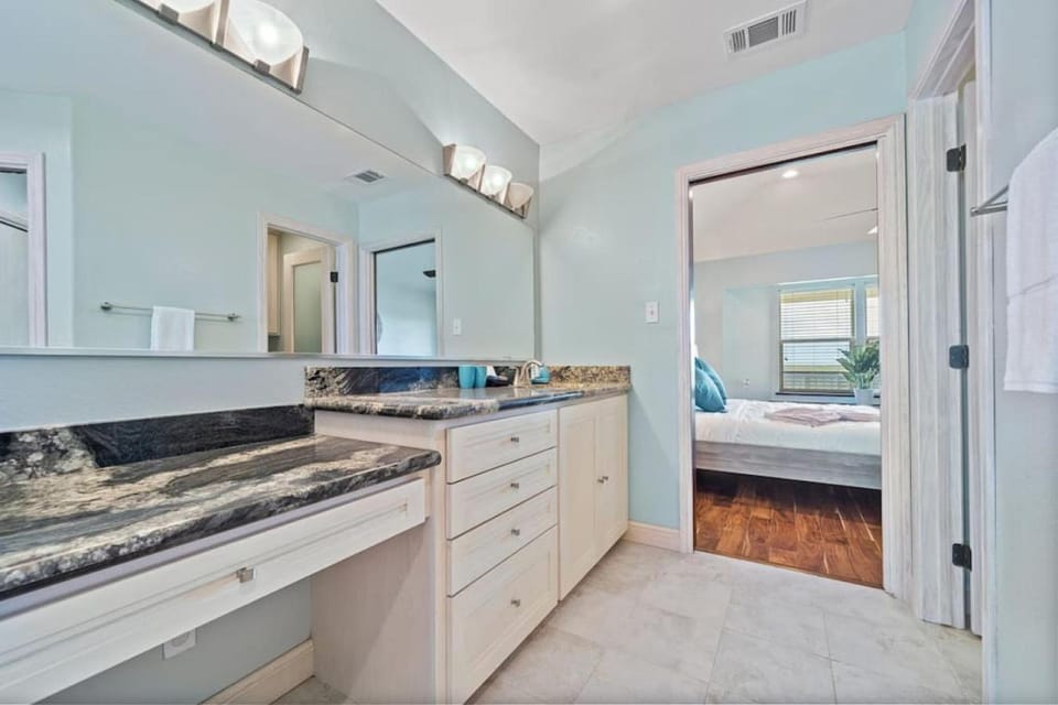 Secluded oasis with private pool and game room House in Hitchcock