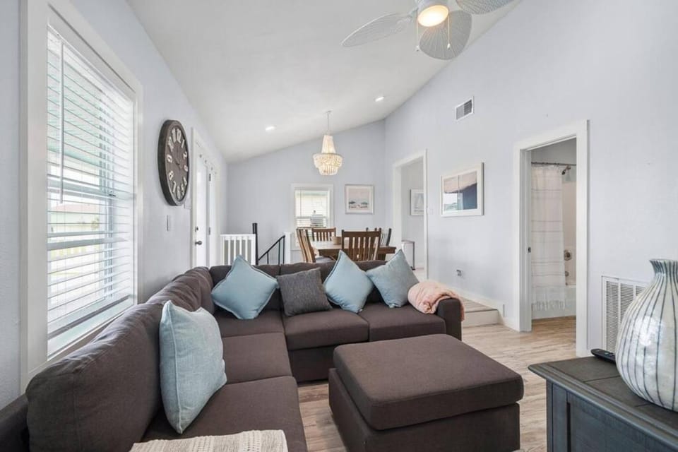 Beach bungalow with large, wrap-around deck, close to beach House in Jamaica Beach