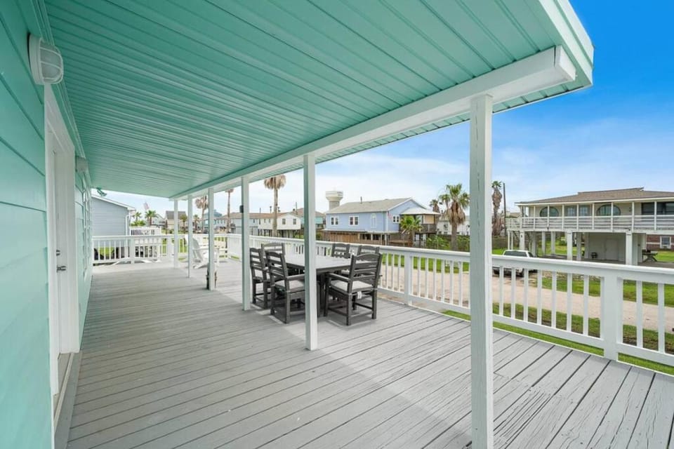 Beach bungalow with large, wrap-around deck, close to beach House in Jamaica Beach