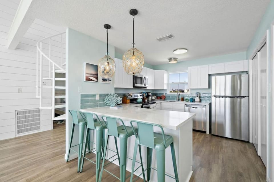 Cozy bungalow close to the beach with fire pit House in Galveston Island