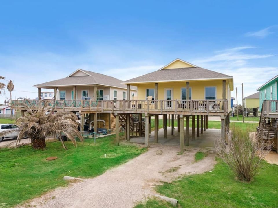 Classic Beach Home Near Beach and Pier with Huge Deck House in Surfside Beach