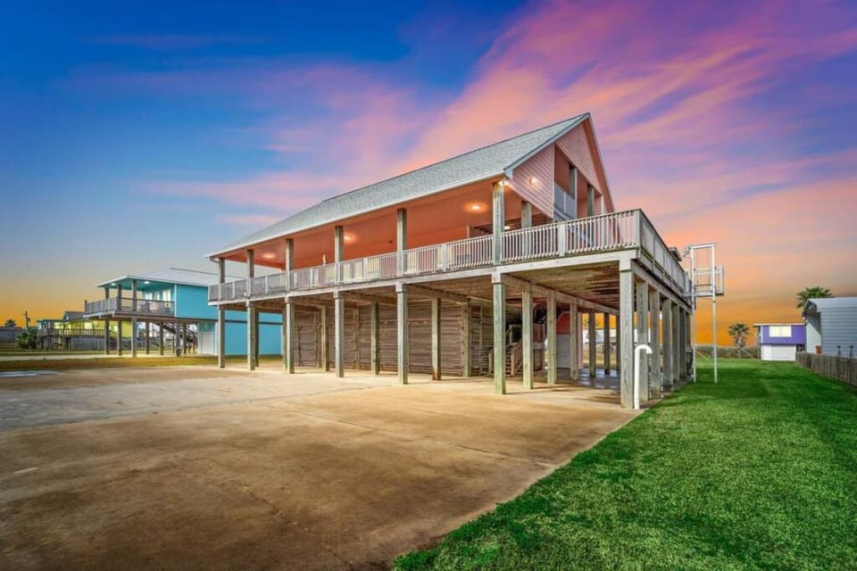 Huge Home With Game Room, Large Deck and Bunk Room House in Surfside Beach