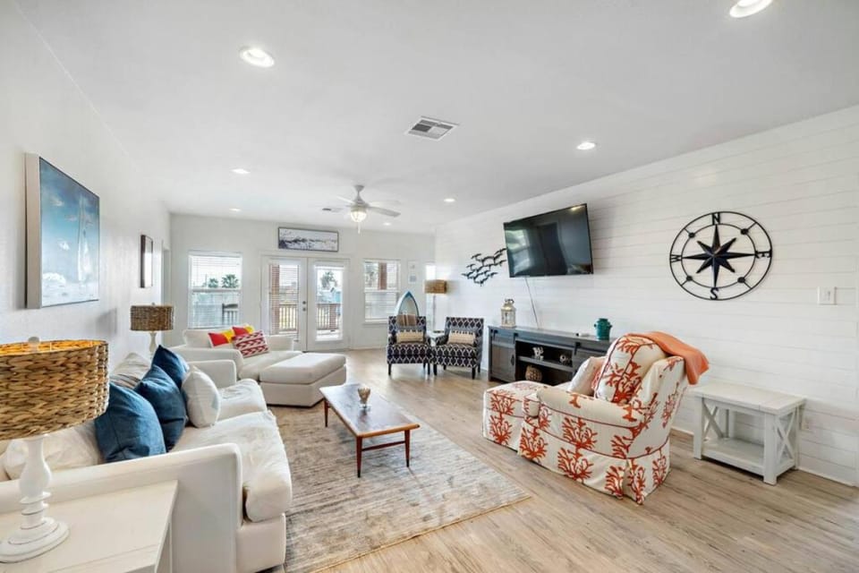 Huge Home With Game Room, Large Deck and Bunk Room House in Surfside Beach