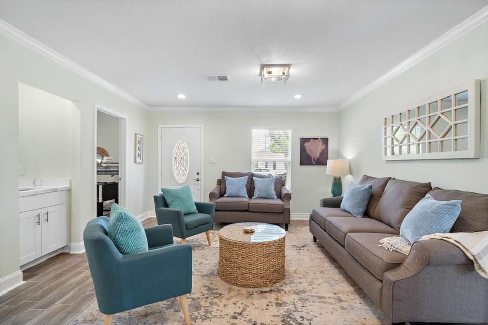 Island home with private pool and game room House in Texas City