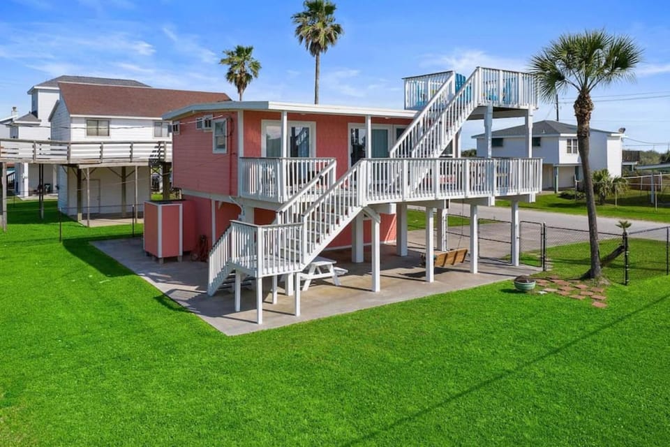 Coastal bungalow with huge yard, comfy deck and close to beach House in Galveston Island
