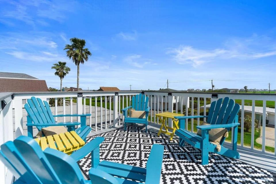 Coastal bungalow with huge yard, comfy deck and close to beach House in Galveston Island