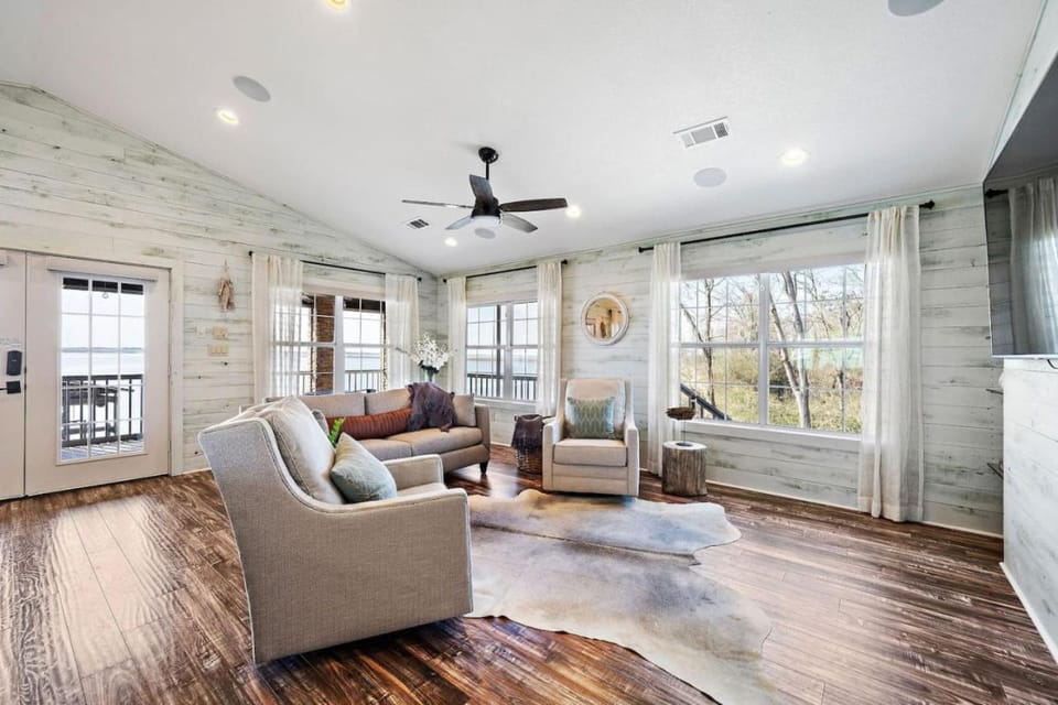 Huge lakefront retreat with private pier, pool, game room and outdoor fire pit House in Lake Livingston