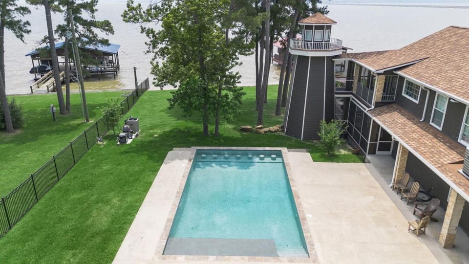 Huge lakefront retreat with private pier, pool, game room and outdoor fire pit House in Lake Livingston