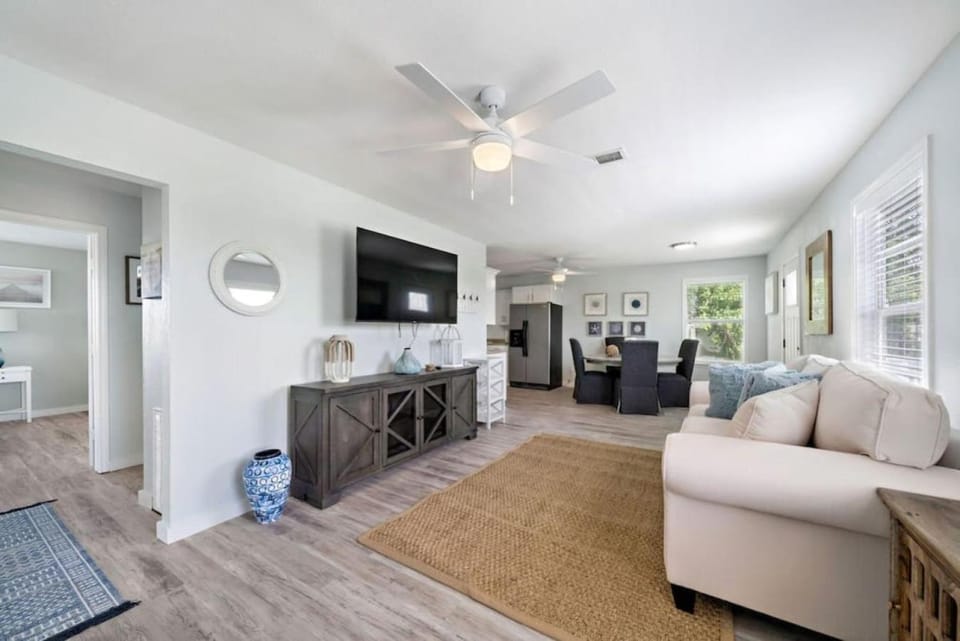 Cozy and charming getaway with deck, close to beach House in Bolivar Peninsula